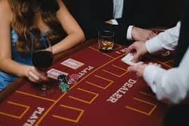 Meja live-dealer blackjack dan roulette di platform itcbet dengan dealer profesional